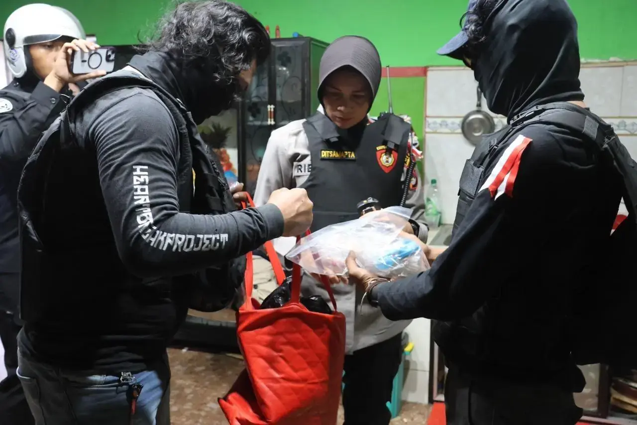 police-raids-drugs-lair-in-serading-village-yields-52-packages-of-meth-and-idr-103-million