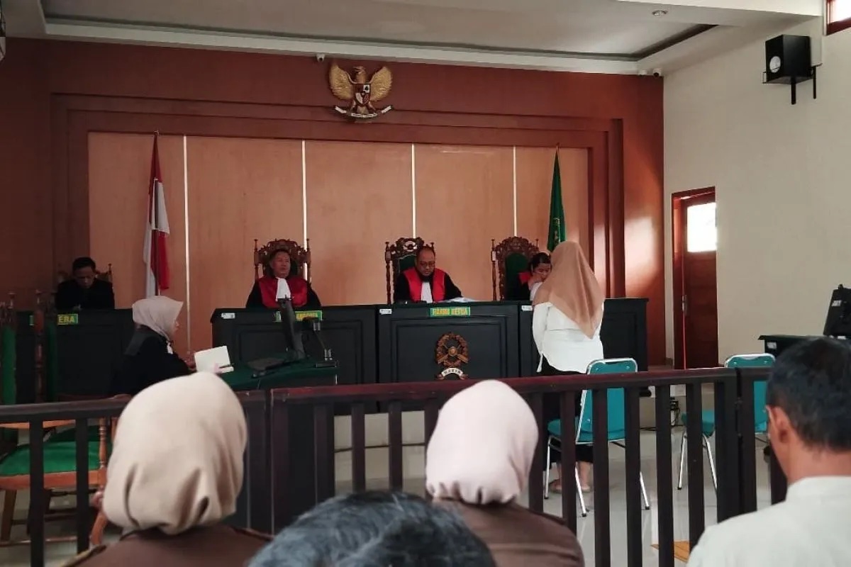 pacitan-court-sentences-cyanide-coffee-killer-to-18-years