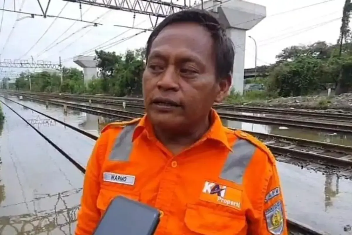 tidal-flood-disrupts-commuter-line-service-in-north-jakarta