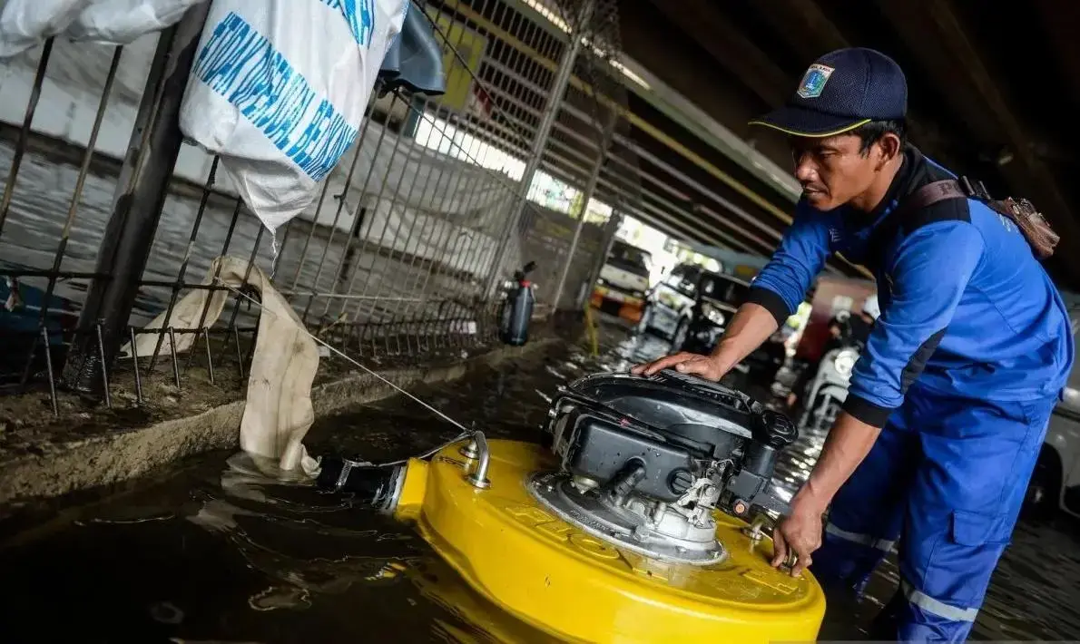 viral-theft-shocks-jakarta-flood-pump-cables-stolen-in-broad-daylight