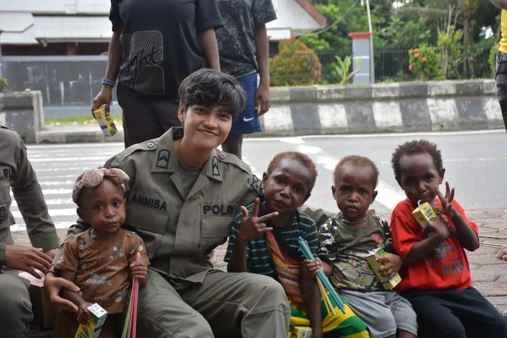 damai-cartenz-task-force-officers-bring-smiles-to-papuan-children-with-milk
