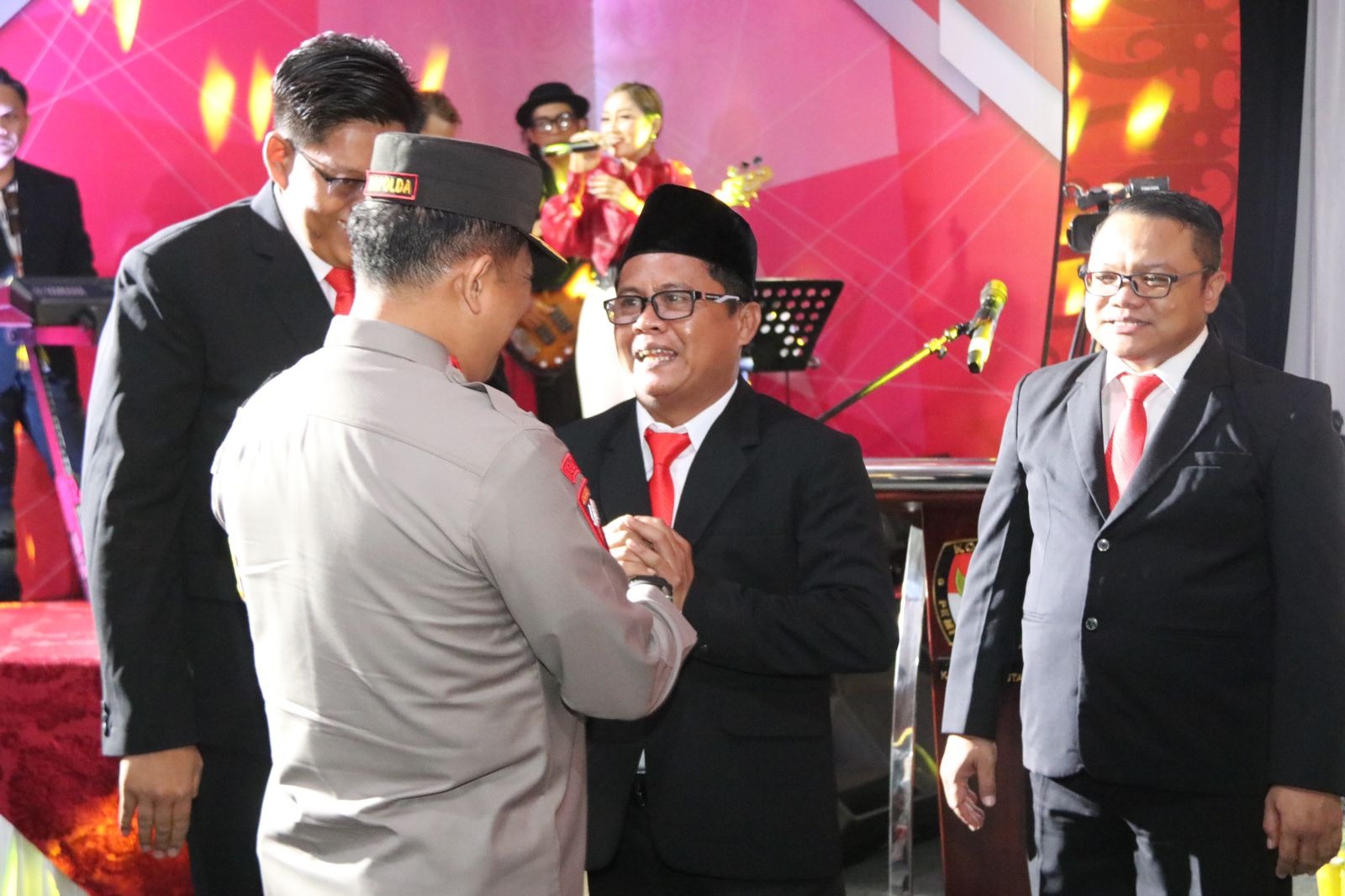 north-kalimantan-regional-police-chief-handed-over-personal-bodyguard-to-election-candidate-pairs