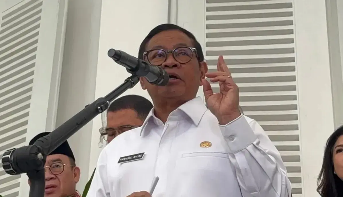 jakarta-governor-bans-pak-ogah-from-controlling-traffic-in-tb-simatupang