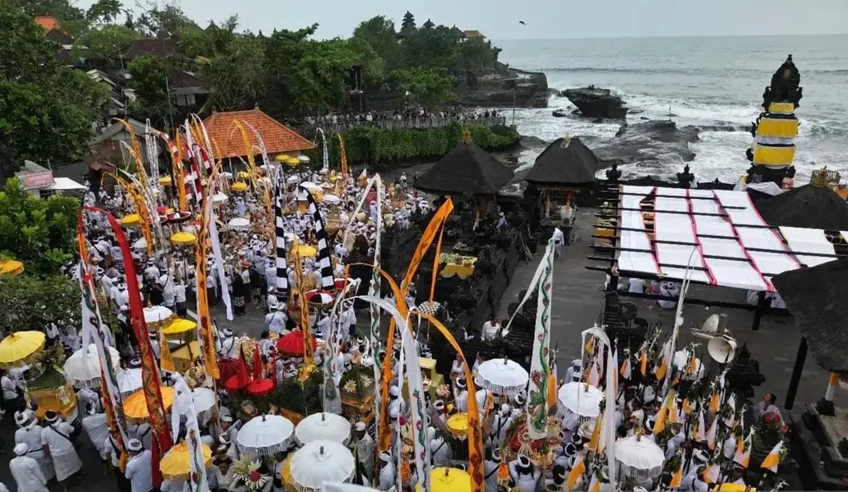 15000-hindus-participate-in-melasti-ceremony-at-tanah-lot