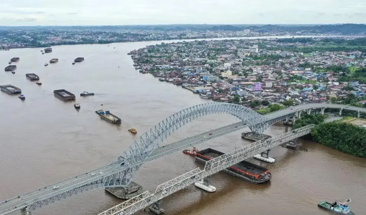 mahakam-bridge-hit-again-by-coal-barge-in-23rd-incident