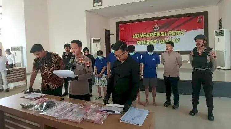 a-family-of-money-forgerers-arrested-by-police-in-demak