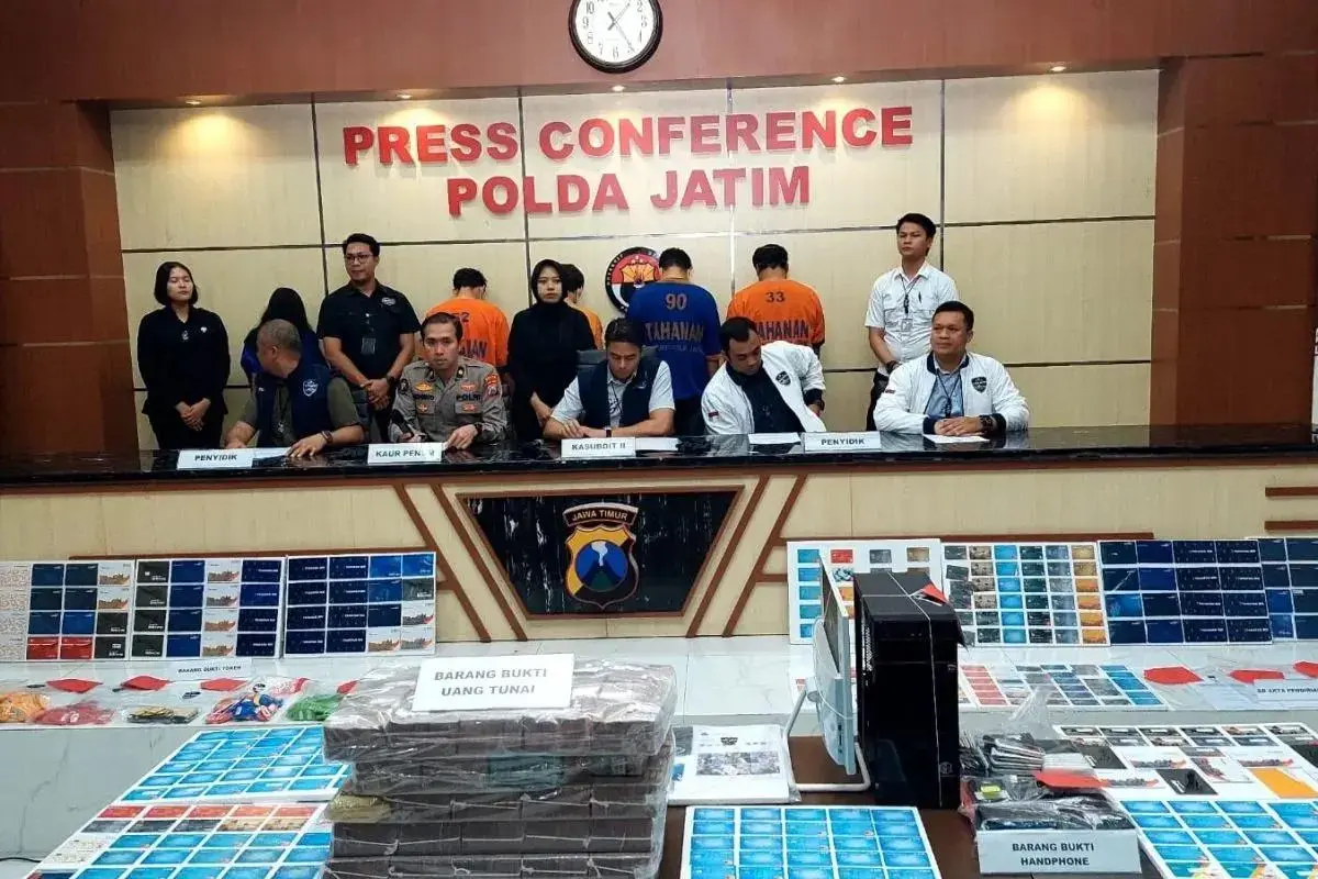 east-java-police-arrest-six-members-of-international-online-gambling-syndicate