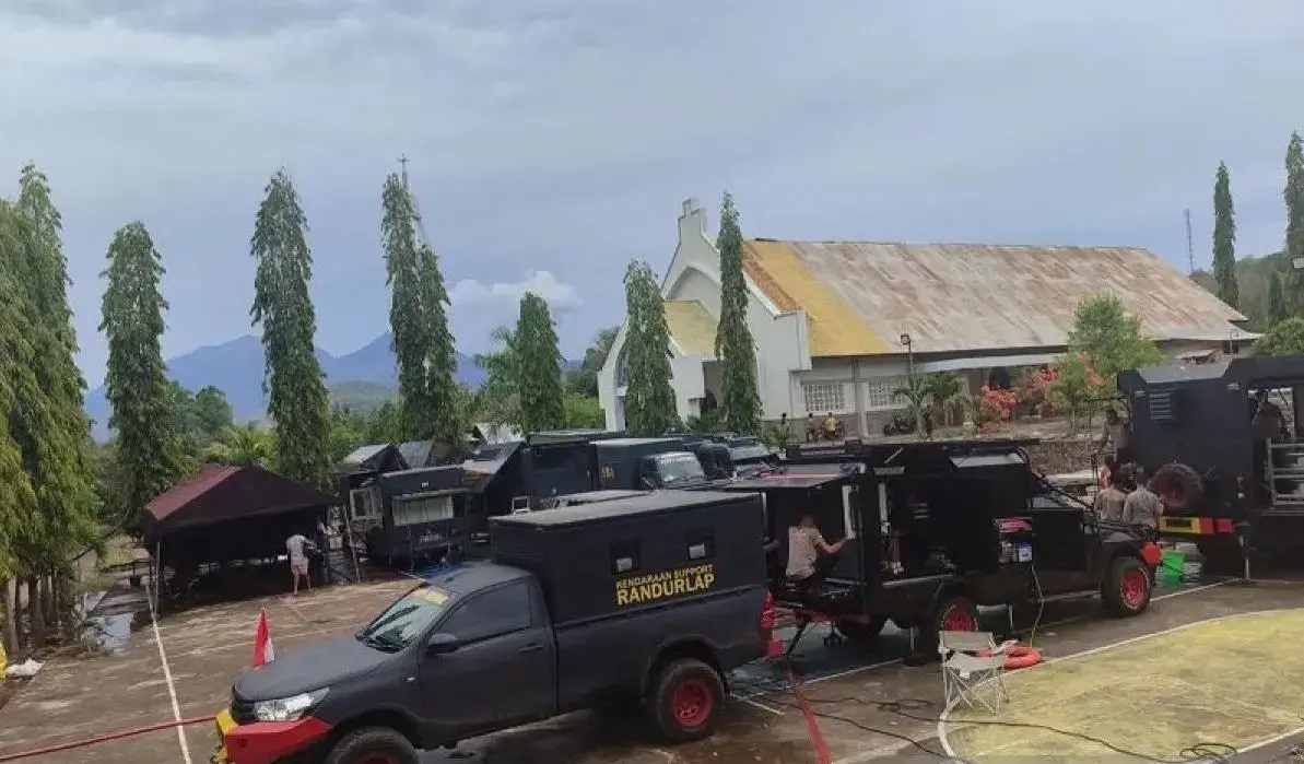 inp-sets-up-field-kitchens-and-water-treatment-units-for-lewotobi-eruption-refugees