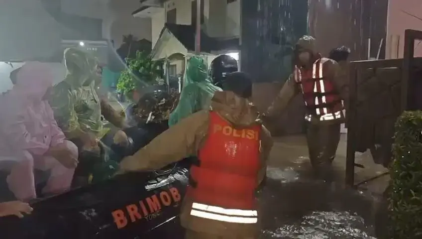 police-mobilized-to-flood-affected-areas-in-ciputat-as-part-of-humanitarian-duties