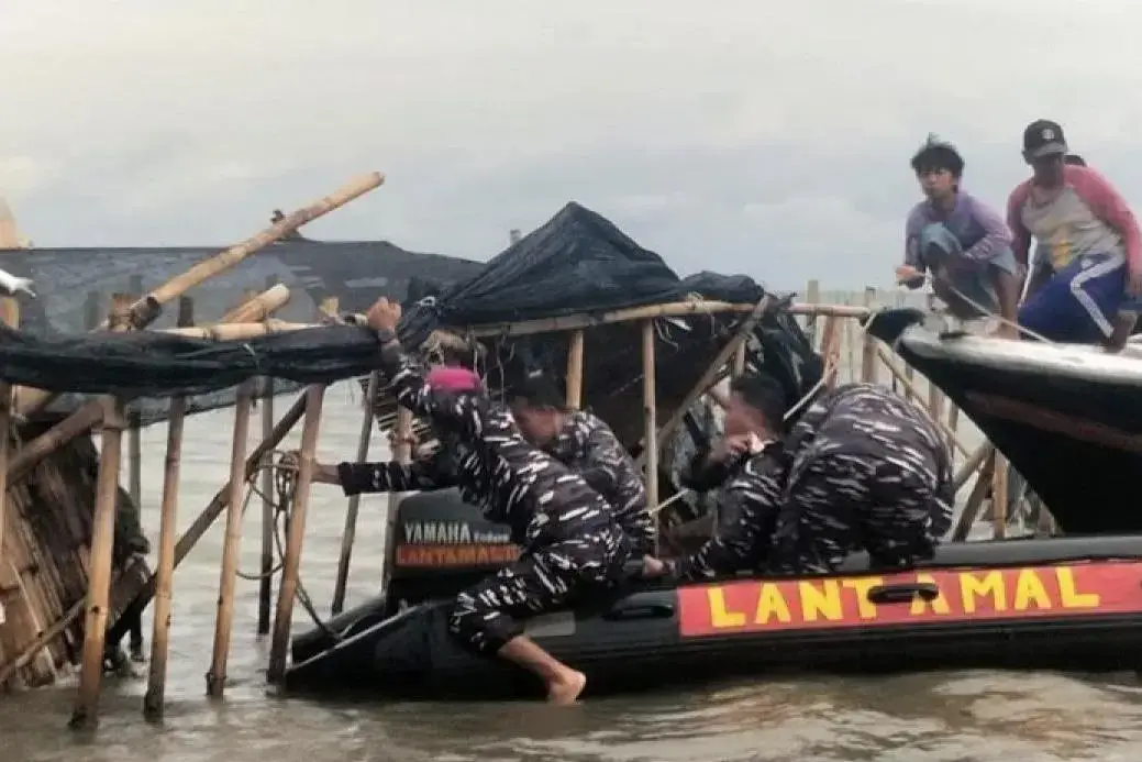 the-navy-local-residents-remove-illegal-sea-fences-in-tangerang