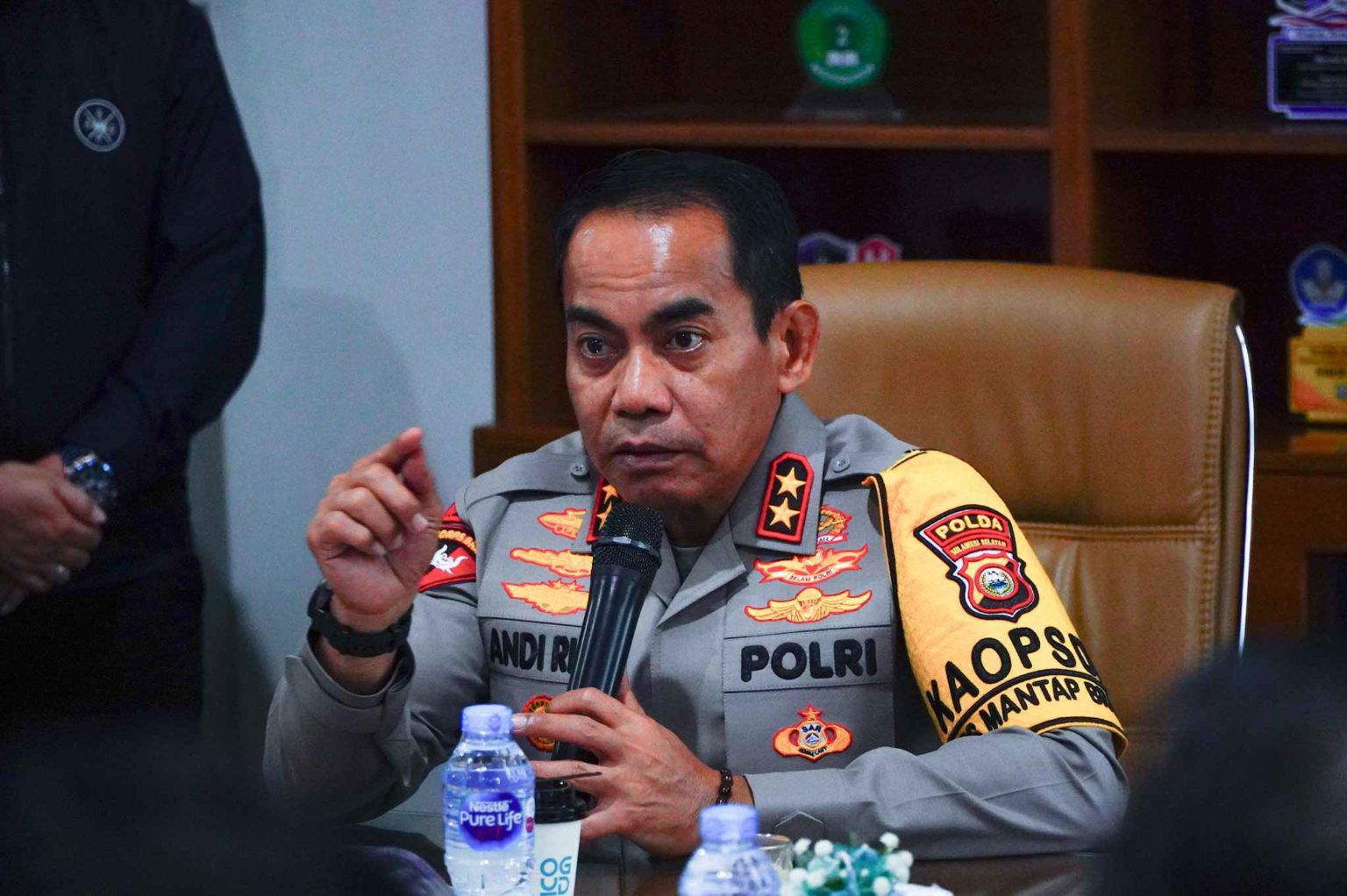 police-provides-aid-for-badak-street-fire-victim