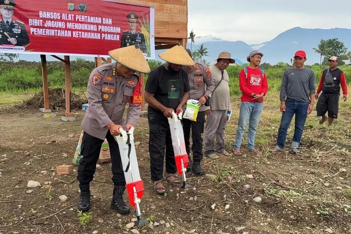 former-radical-sympathizers-in-central-sulawesi-get-farming-aid-from-police-to-boost-reintegration