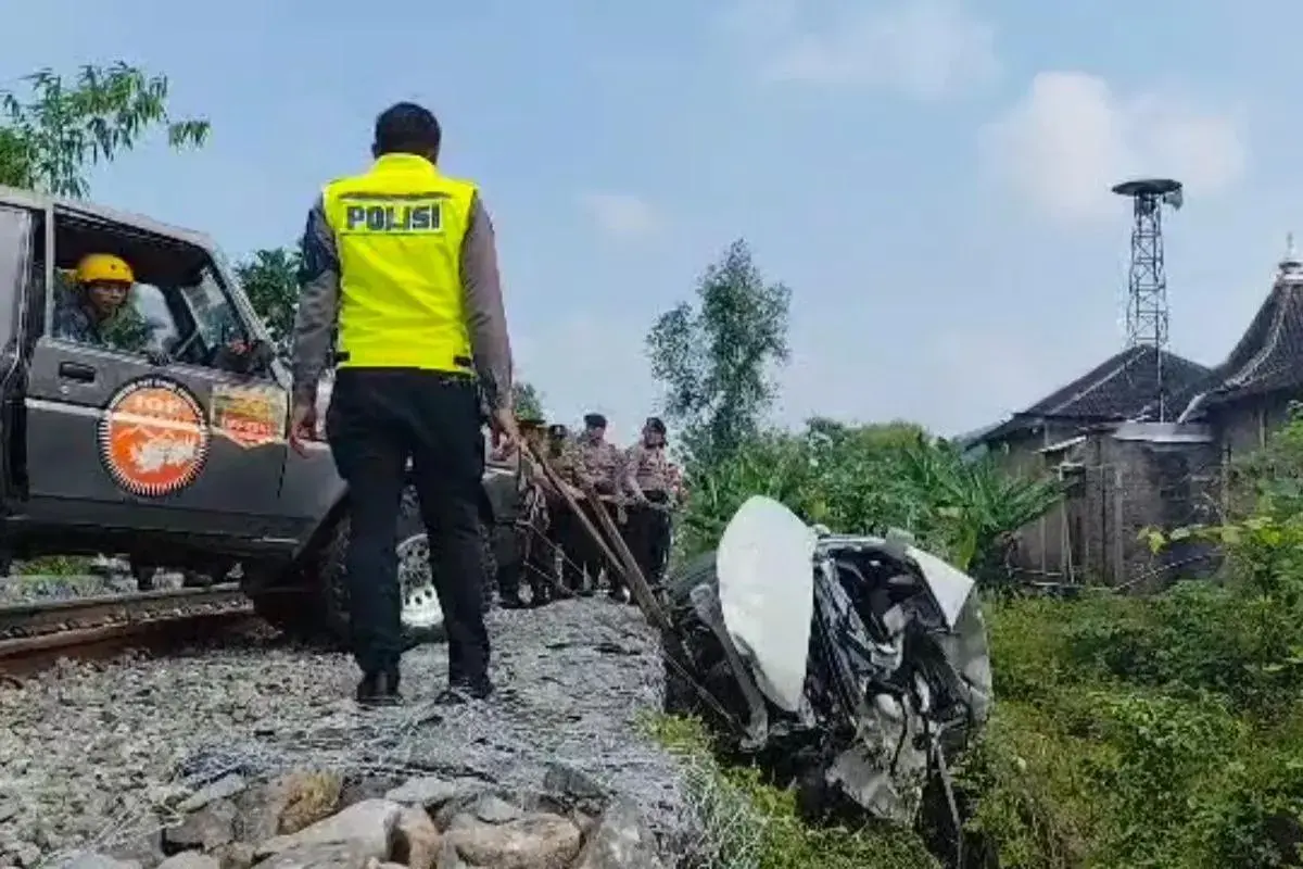 four-killed-in-collision-between-car-and-batara-kresna-train