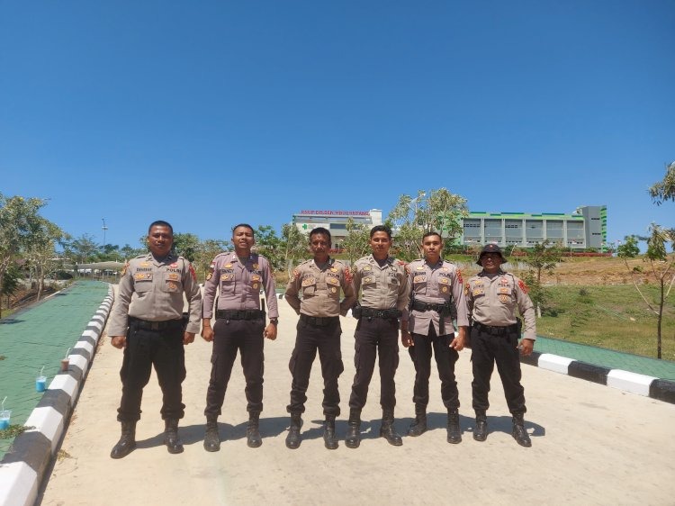 east-nusa-tenggara-regional-police-secure-election-process-in-dr-ben-mboi-hospital