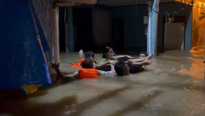 police-helps-evacuate-pregnant-woman-from-her-flooded-house-in-kebon-pala