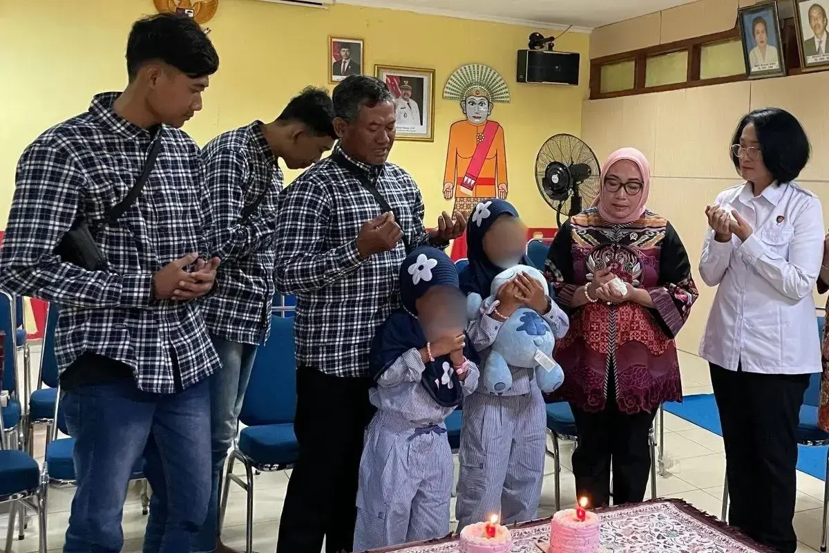 emotional-reunion-inp-reunite-abused-child-with-twin-and-father