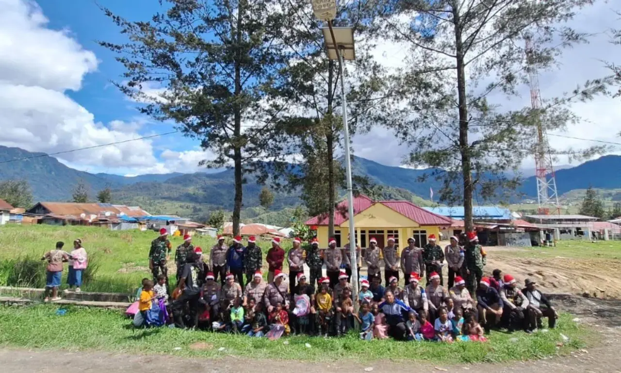 welcoming-christmas-celebrations-police-gave-gifts-to-people-of-ilaga