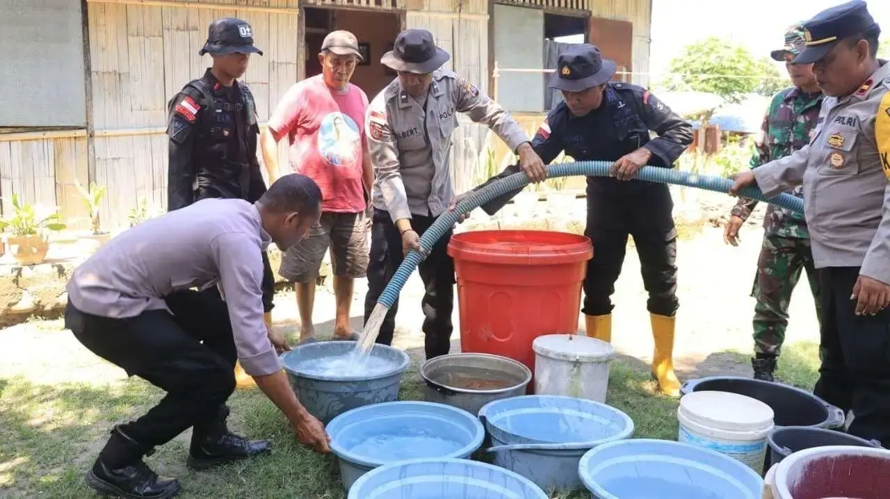 police-delivers-clean-waters-to-the-affected-flood-victims-in-ntt