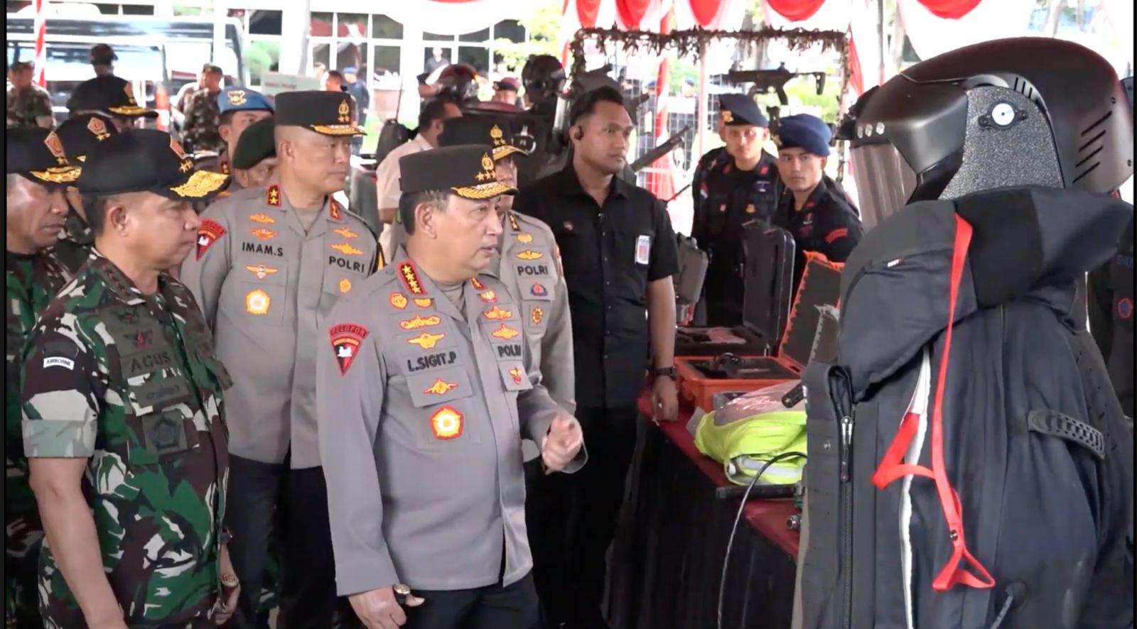 inp-chief-and-tni-commander-inspect-east-java-command-center-for-2024-election-security