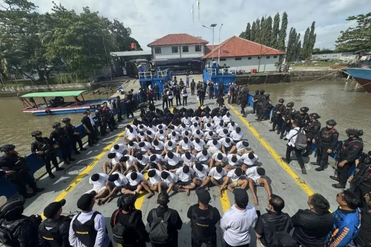 82-high-risk-inmates-moved-from-bali-east-java-to-nusakambangan-island