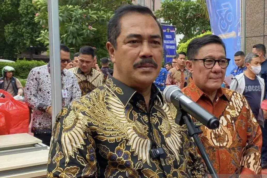 immigration-minister-confirms-chinese-man-questioned-after-slipping-money-in-passport