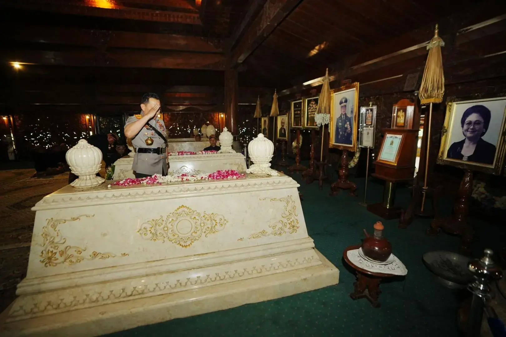 general-sigit-to-continue-his-spiritual-journey-to-the-graves-of-president-soekarno-and-gus-dur