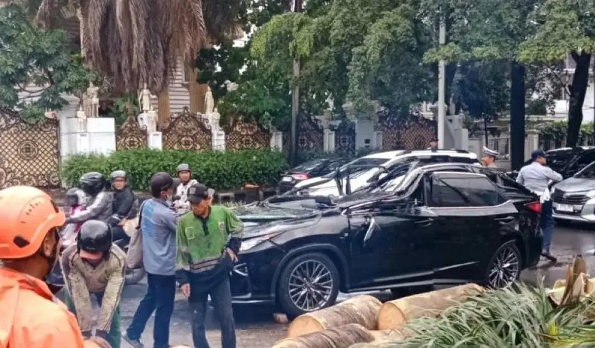 storm-hits-jakarta-lexus-driver-killed-padel-court-roof-collapses