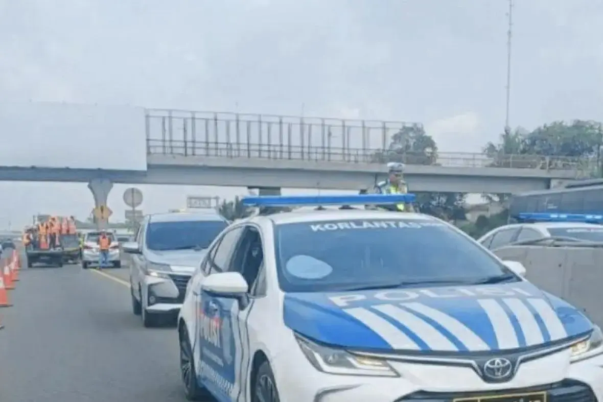 contraflow-implemented-to-ease-jakarta-cikampek-toll-road-traffic