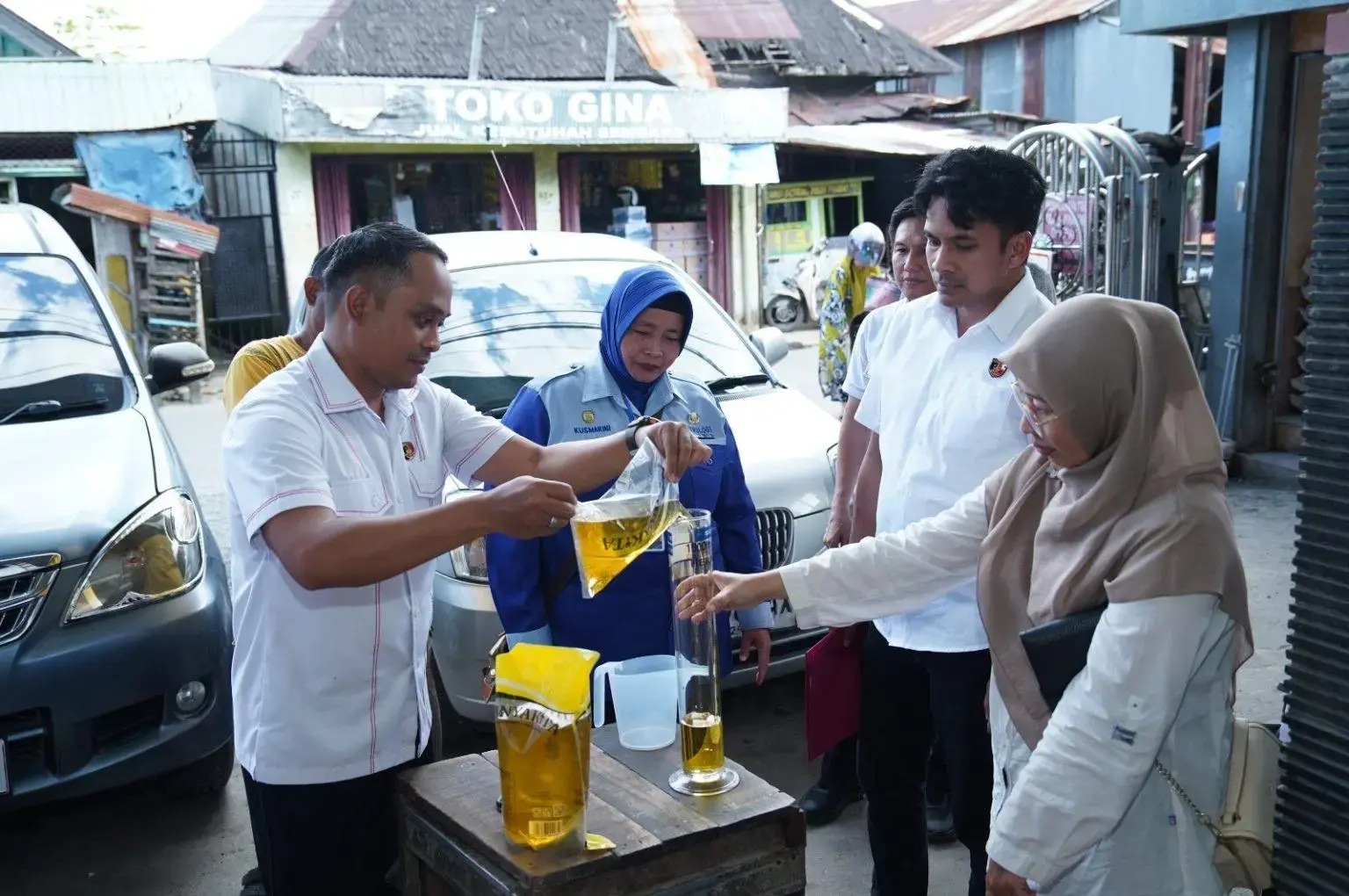 assuring-available-stocks-police-inspects-minyakita-selling-in-banjarmasin