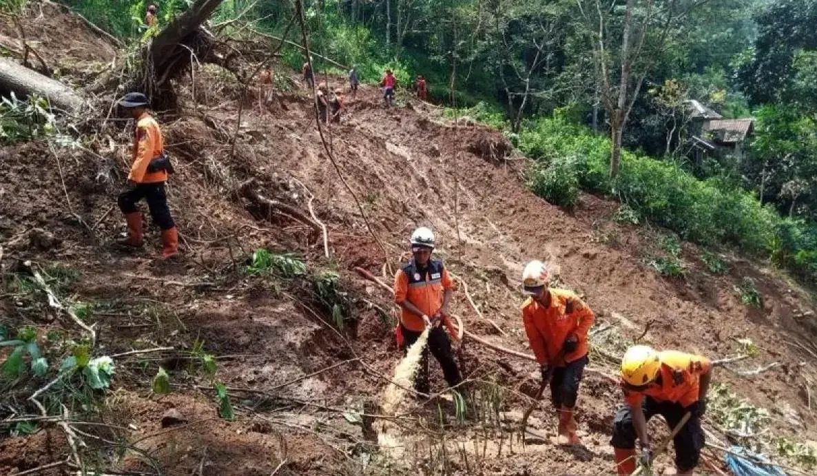 five-dead-four-missing-in-sukabumi-floods-and-landslides-bpbd