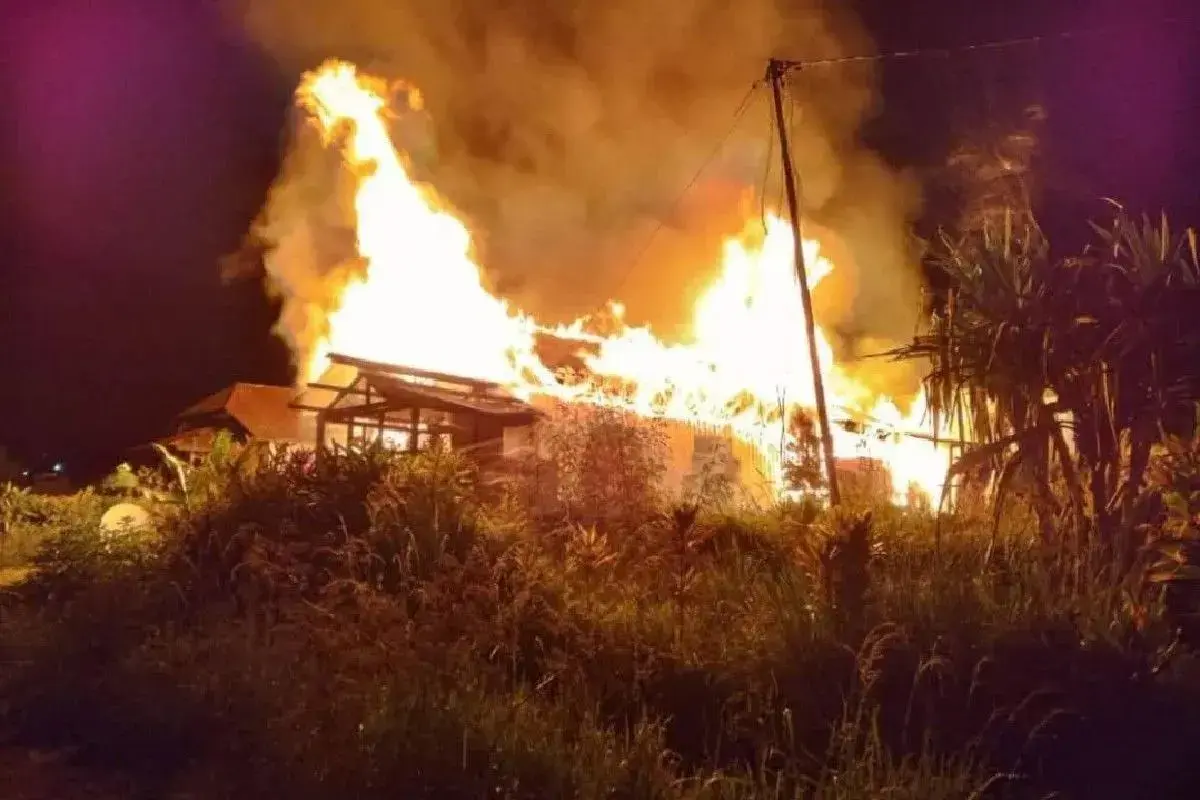 13-homes-burned-in-puncak-jaya-police-investigate-arson-by-unidentified-group