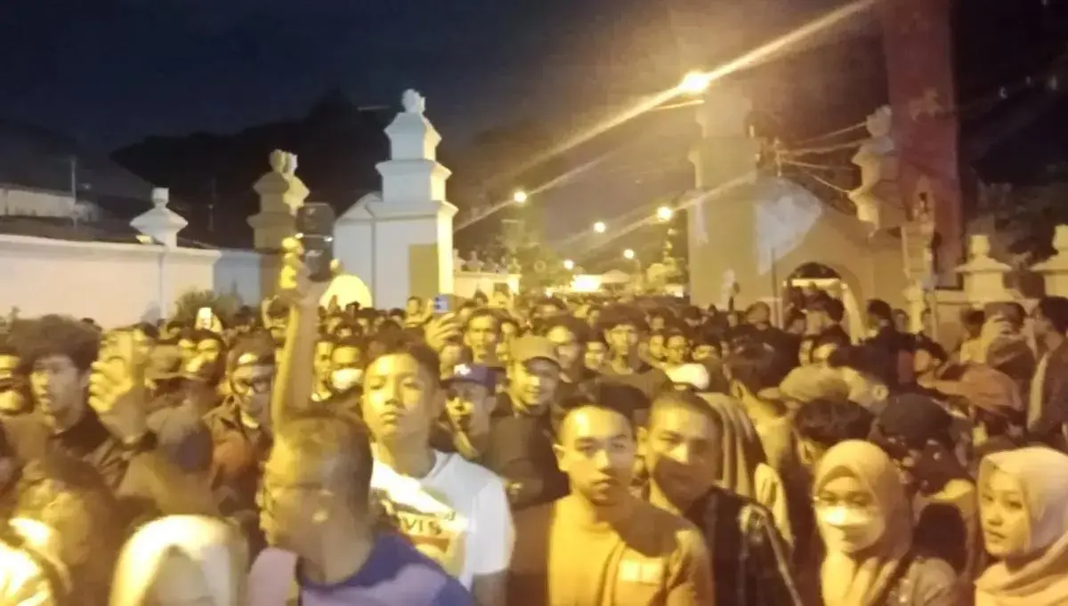 yogyakarta-marks-islamic-new-year-with-mubeng-beteng-spiritual-walk