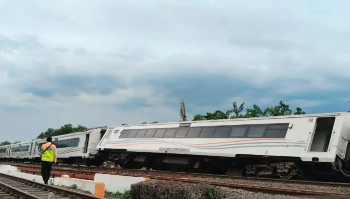 ka-purwojaya-train-derails-near-bekasi-eight-train-services-canceled
