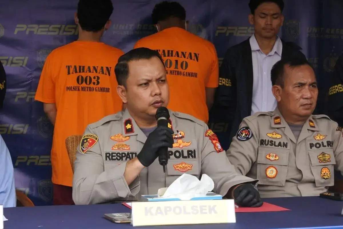 police-arrest-two-drug-dealers-disguised-as-spiritual-consultants-in-central-jakarta