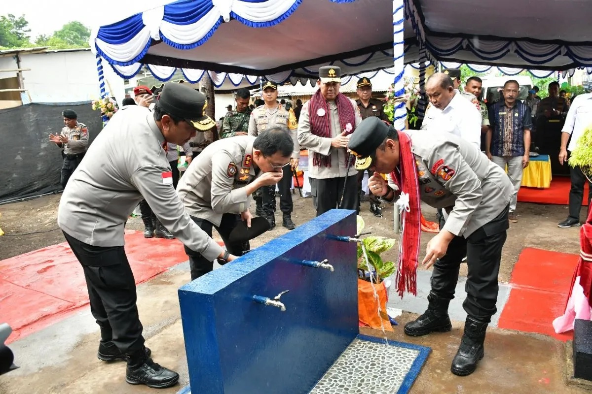 deputy-inp-chief-distributes-sanitation-facilities-for-2983-lewotobi-evacuees-inaugurates-early-warning-system