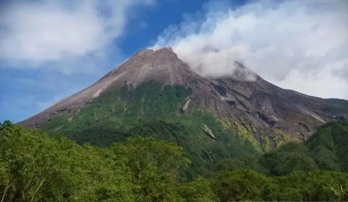mount-merapi-spews-six-pyroclastic-flows-reaches-25-km