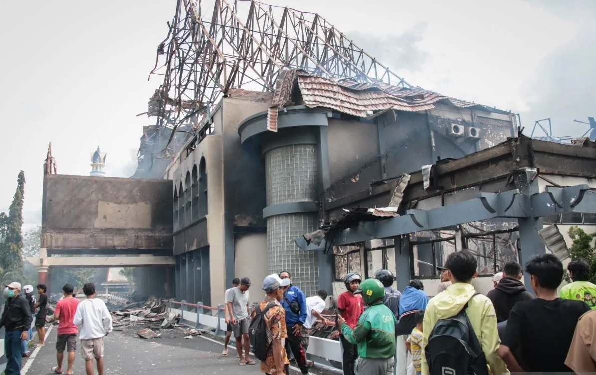 mataram-police-call-in-bali-forensics-to-probe-arson-at-dprd-ntb-building