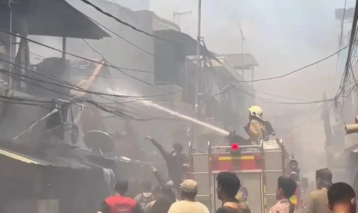 massive-fire-in-west-jakarta-leaves-1129-homeless-400-homes-destroyed
