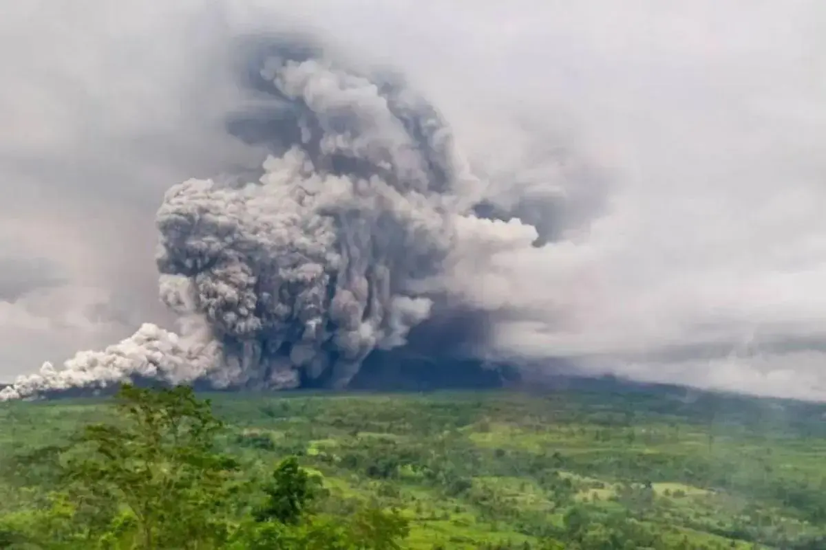 basarnas-races-to-evacuate-hikers-as-mount-semeru-explodes-with-deadly-pyroclastic-flows