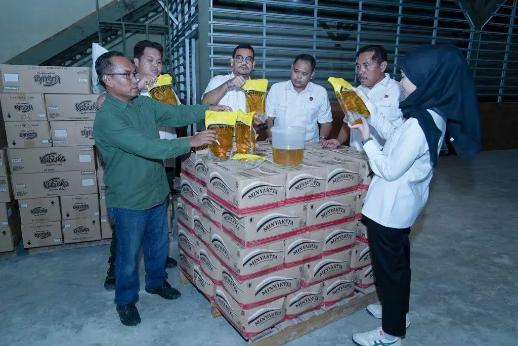 food-task-force-inspects-minyakita-products-standard-in-gambut-regency