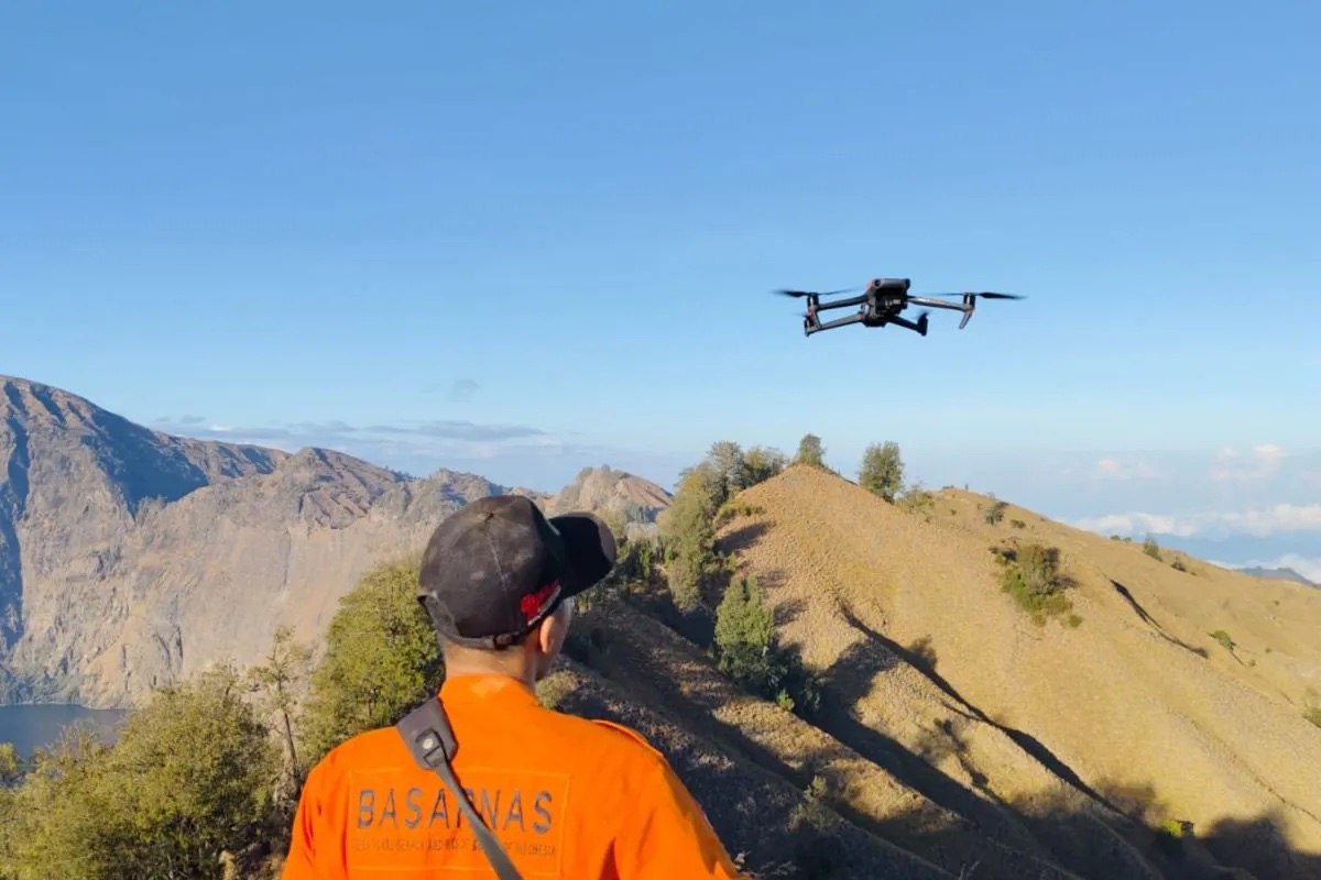 sar-team-uses-drone-to-search-for-missing-russian-on-mount-rinjani