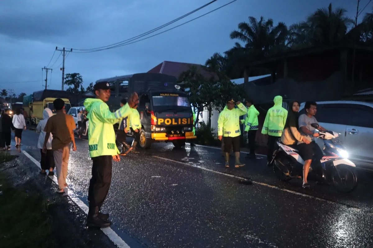 floods-block-major-roads-in-west-sumatra-stranding-hundreds-of-vehicles