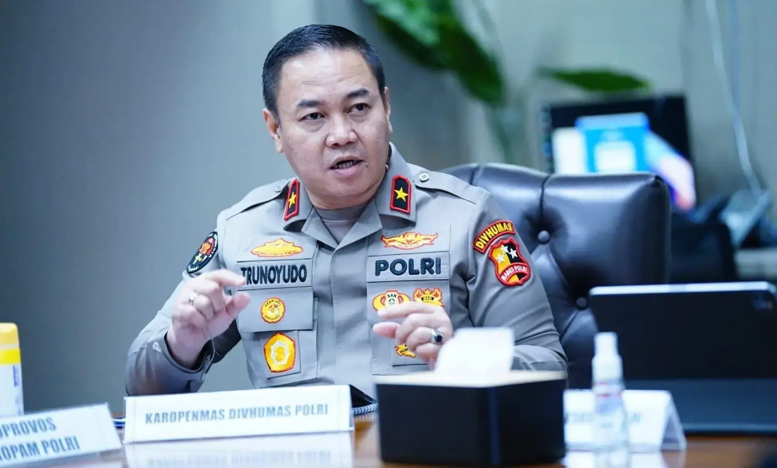 lampung-regional-police-chief-monitor-the-autopsy-process-of-his-three-fallen-members