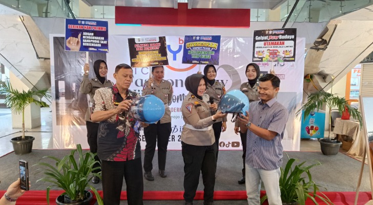 riau-regional-police-held-traffic-safety-campaign-at-sukaramai-trade-center-pekanbaru