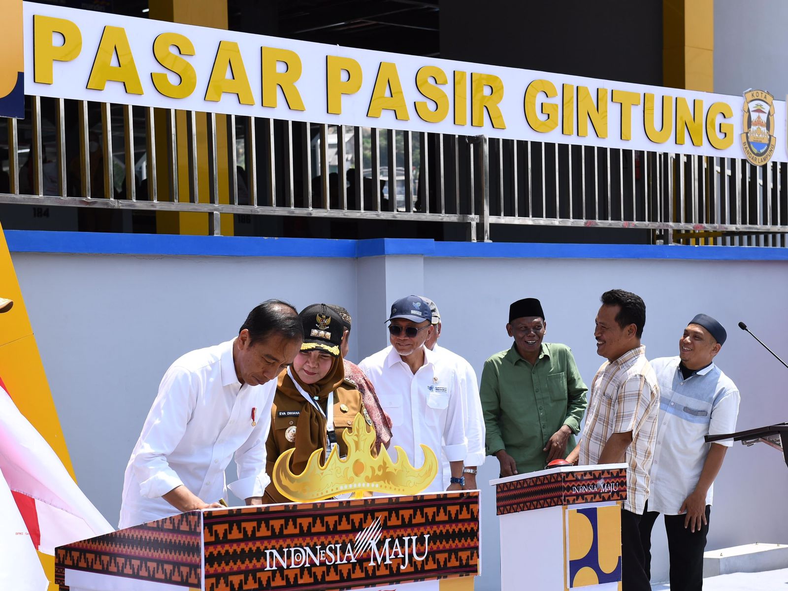 pasir-gintung-market-inaugurates-jokowi-notes-lively-trade-marks-healthy-economy