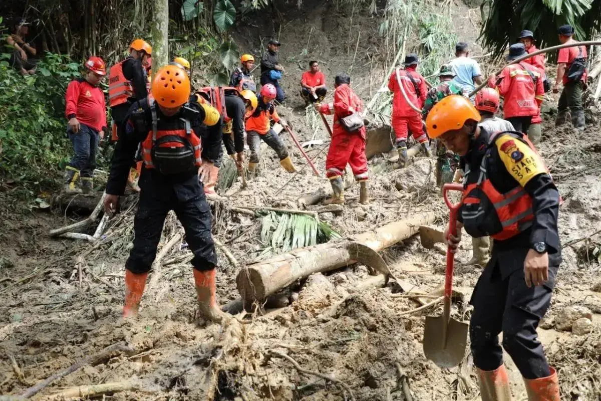 north-sumatra-police-brimob-deploys-drones-to-map-landslide-in-sembahe-village