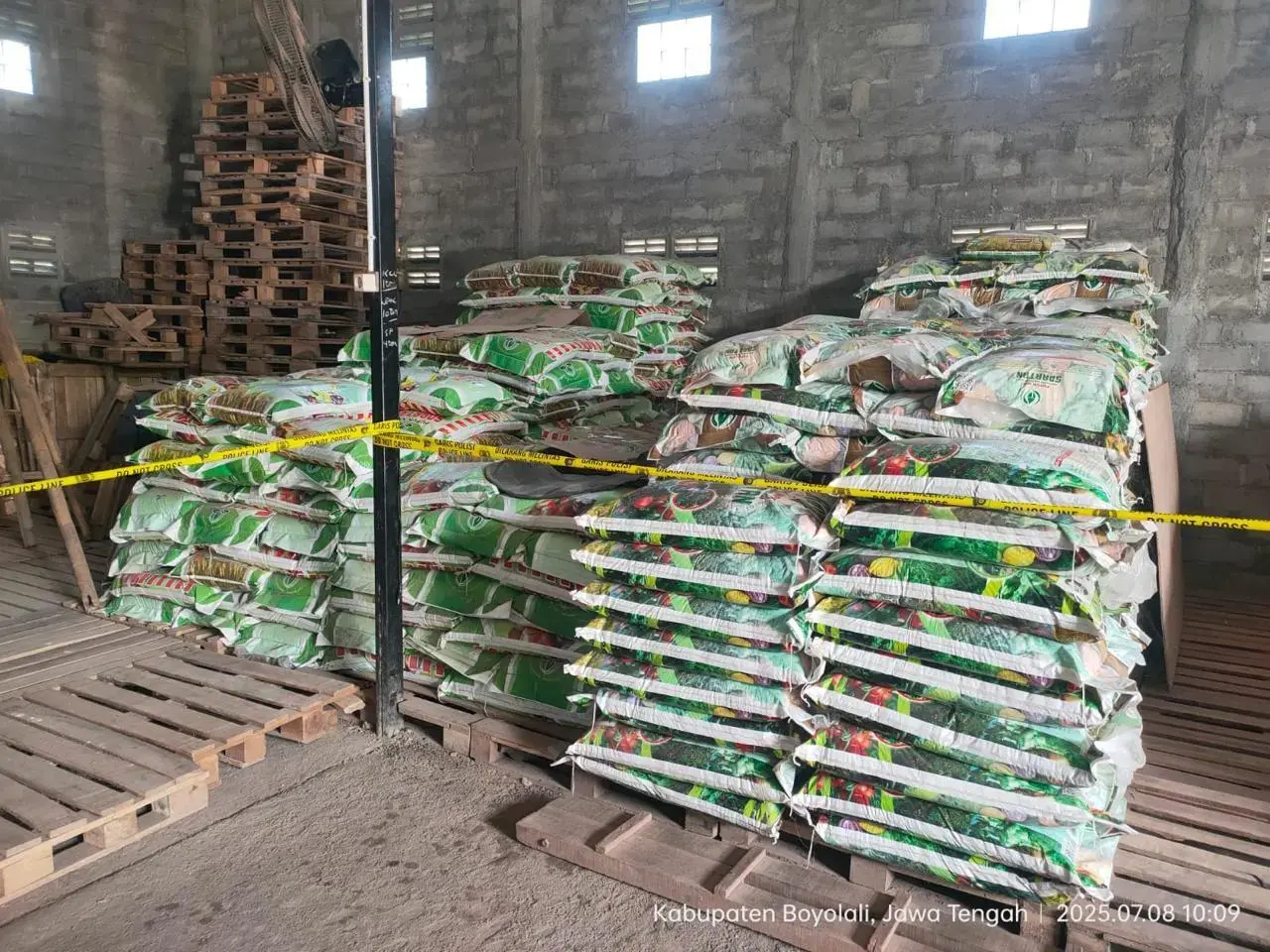 police-reveals-counterfeit-fertilizer-operation-in-sragen-a-person-arrested