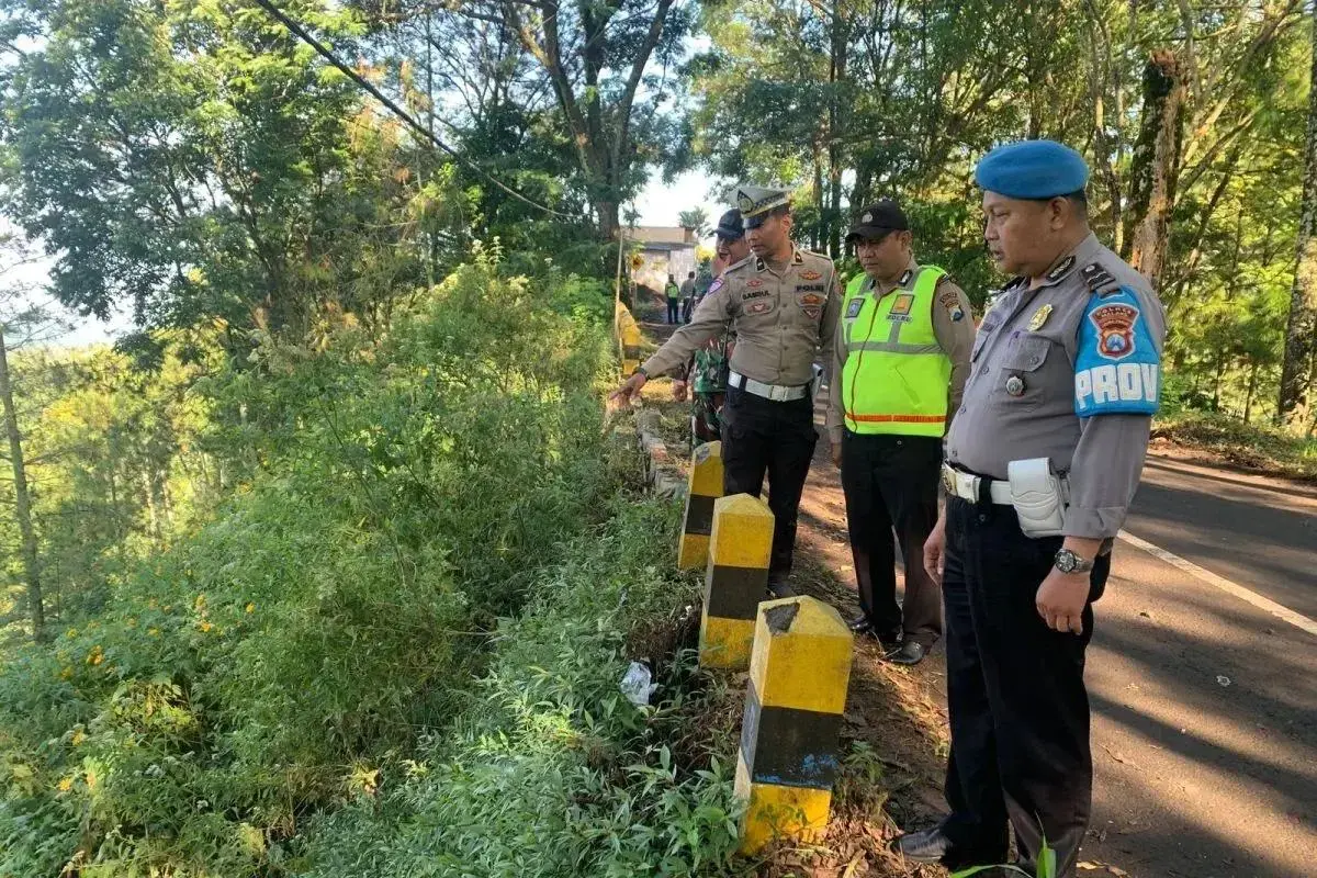 police-investigate-tourist-jeep-plunge-into-a-ravine-on-bromo-route
