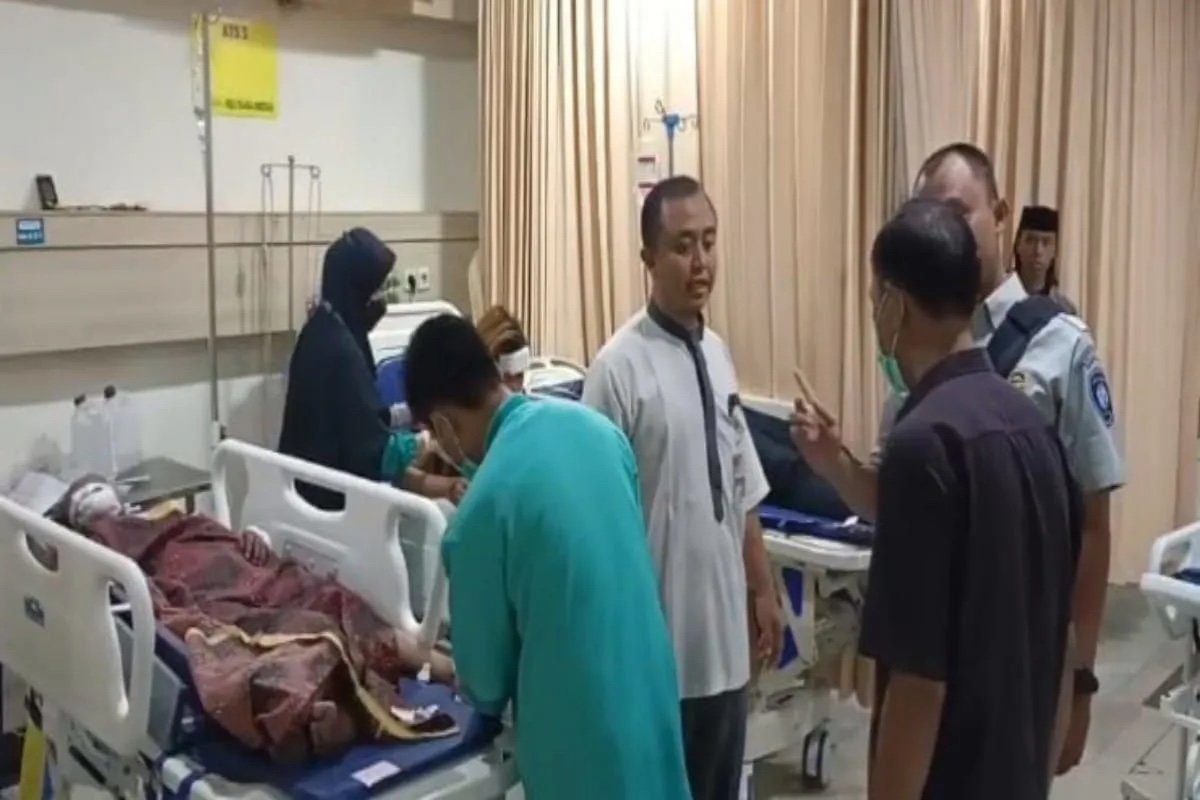 four-dead-after-tourist-bus-overturns-on-pemalang-toll-exit