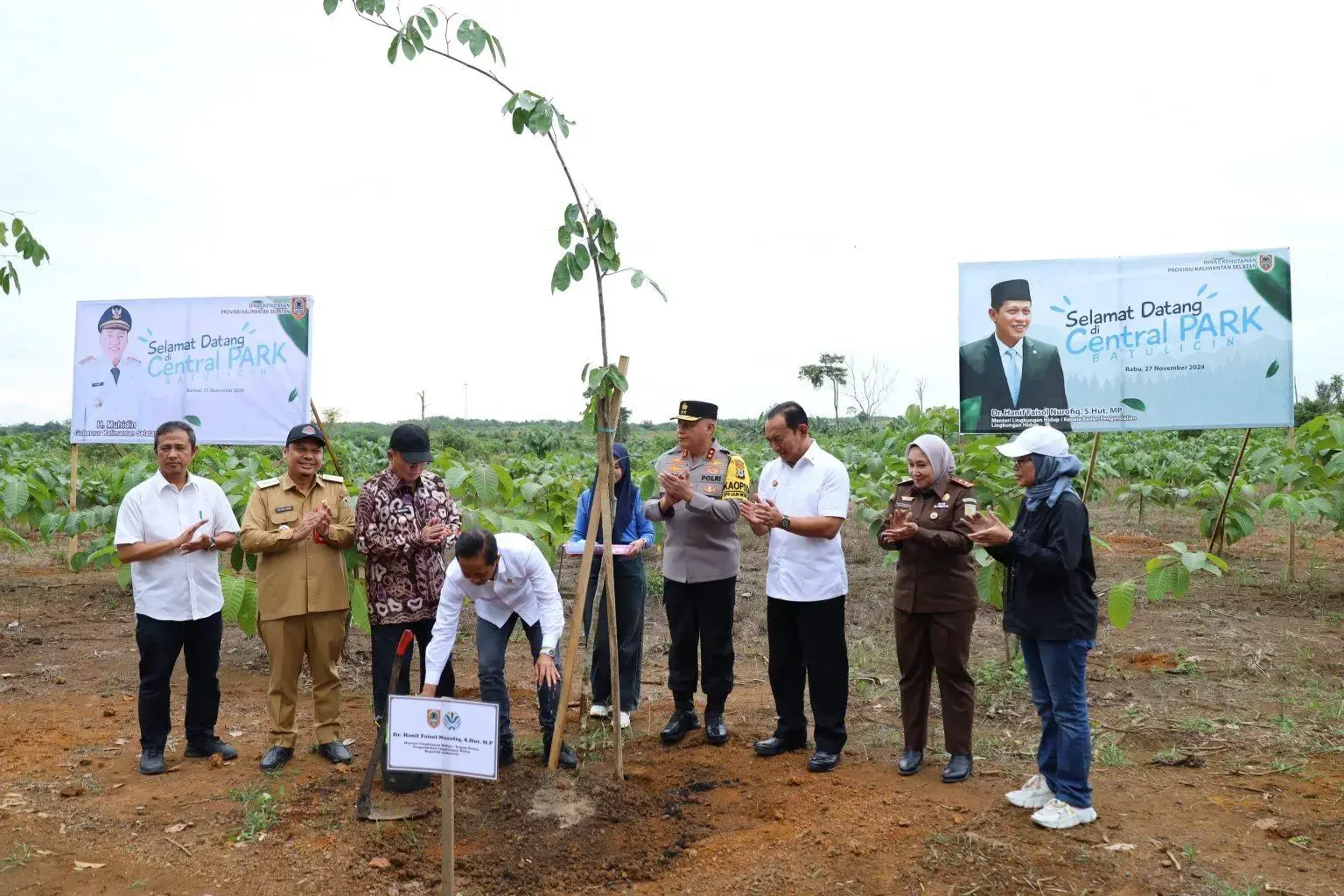 supporting-asta-cita-program-south-kalimantan-regional-police-plant-trees-in-central-park-batulicin